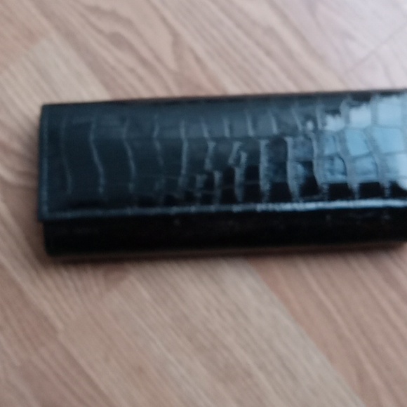 Ladies patten leather crossbody clutch nwt - Picture 3 of 9